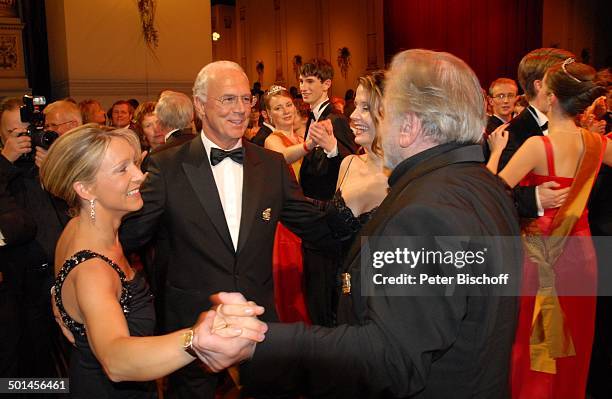 Franz Beckenbauer und Ehefrau Heidi , Maximilian Schell und Lebensgefährtin Elisabeth Michitsch , Gala "Semper Opernball", Dresden, Sachsen,...