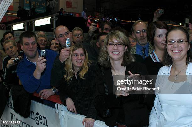 Fans von J o h a n n e s H e e s t e r s, nach Startschuss zum 42."Bremer 6-Tage-Rennen" , "AWD-Dome", Bremen, Deutschland, Europa, Radrennbahn,...