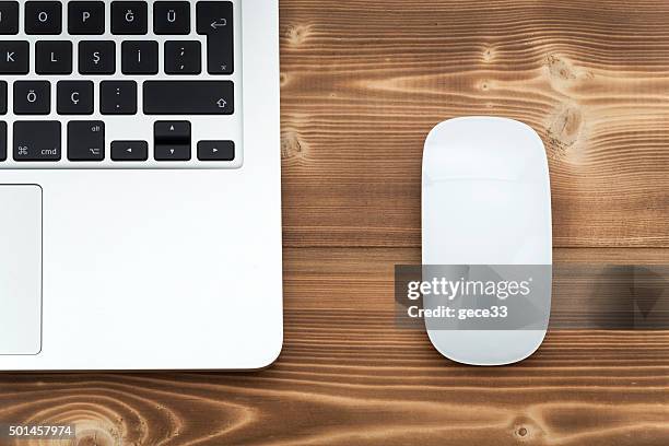 apple macbook pro.with apple magic mouse 2 na mesa. - apple macintosh - fotografias e filmes do acervo