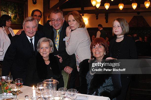 Peer Schmidt, Rainer Brandt , dessen Ehefrau Ursula Heyer , davor Ilse Wendlandt, Angret Bause . Deren Enkelin Anneli Bause , Party zum 80....