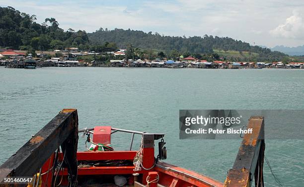 Fischerboot bei Rückkehr vom Fischen, Blick auf Küste und Fischerdorf bei Pantai Cenang, Insel Langkawi, Malaysia, Asien, Meer, Boot fahren,...