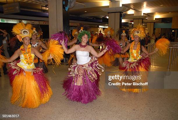 Einheimische Folklore-Tanz-Gruppe, Flughafen, Papeete, Insel Tahiti, Französisch-Polynesien, Südsee, Bastrock, Blumen-Kranz, Folklore-Tracht, tanzen,...