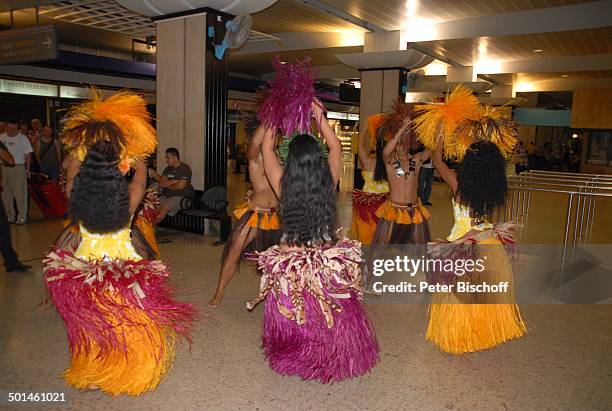 Einheimische Folklore-Tanz-Gruppe, Flughafen, Papeete, Insel Tahiti, Französisch-Polynesien, Südsee, Bastrock, Blumen-Kranz, Folklore-Tracht, tanzen,...