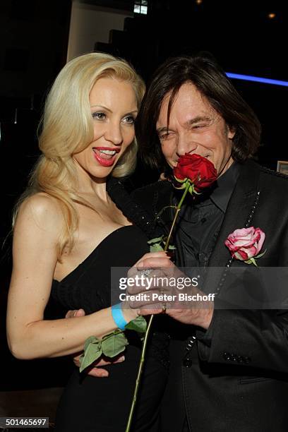 Jürgen Drews mit Ehefrau Ramona Drews , nach ZDF-Musikshow "Willkommen bei Carmen Nebel", ÖVB-Arena, Bremen, Deutschland, Europa, Bühne, rote Rose,...