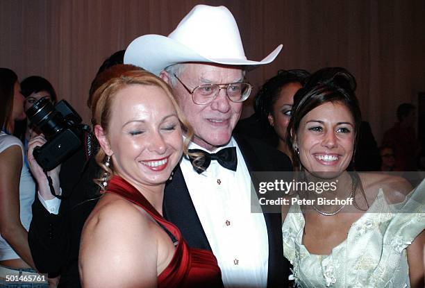 Larry Hagman beim Lose verkaufen mit Milka , Gäste, Charity-Veranstaltung 13. "Unesco-Benefiz-Gala" für Kinder in Not, Hotel "Swissotel", Neuss,...