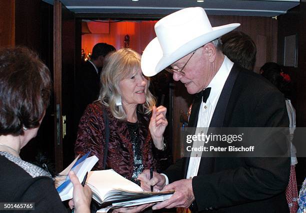 Larry Hagman beim Autogramme schreiben für Fans, Charity-Veranstaltung 13. "Unesco-Benefiz-Gala" für Kinder in Not, Hotel "Swissotel", Neuss,...