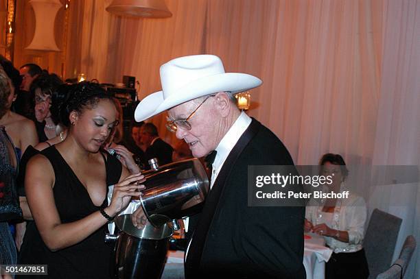 Larry Hagman beim Lose verkaufen mit Milka , Gäste, Charity-Veranstaltung 13. "Unesco-Benefiz-Gala" für Kinder in Not, Hotel "Swissotel", Neuss,...