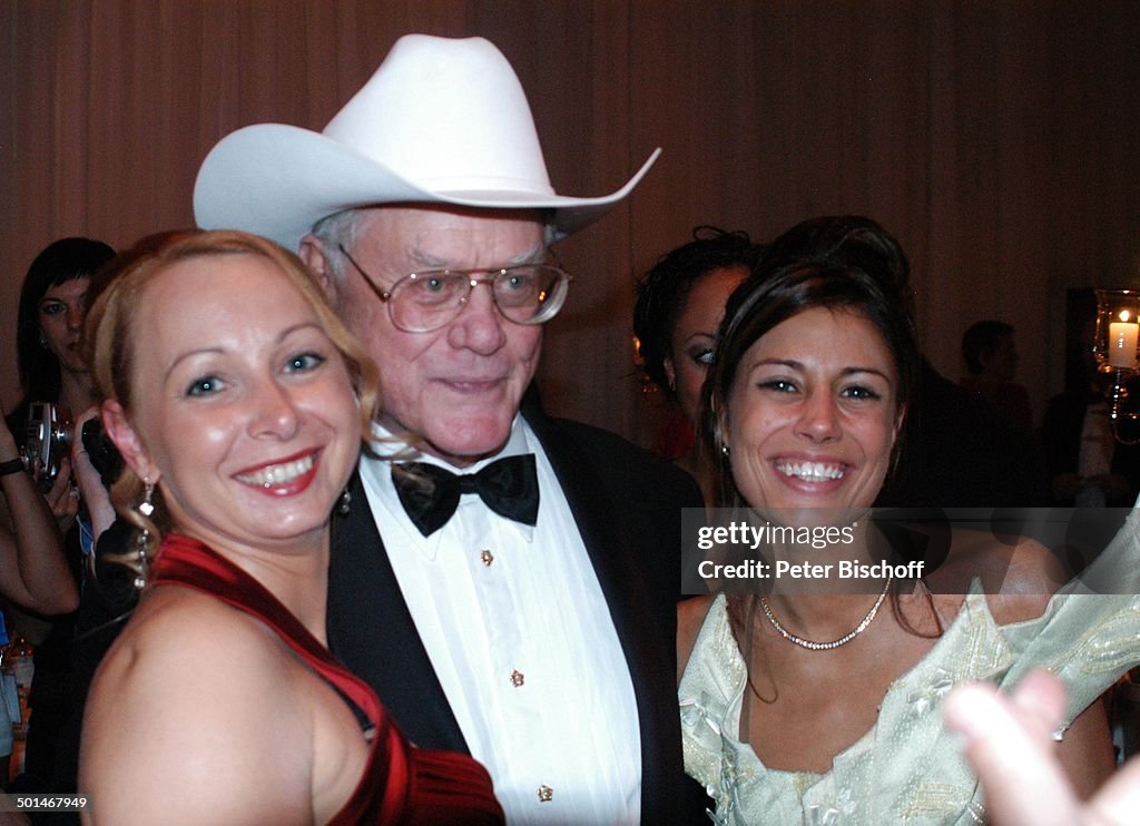 Larry Hagman (mit Cowboy-Hut "Stetson", US-Schauspieler) beim Lose verkaufen mit Mil