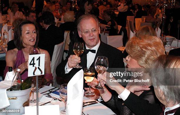 Rudolf Scharping , Ehefrau Kristina Gräfin Pilati beim Anstossen mit Glas Wein mit Gästen, Charity-Veranstaltung 13. "Unesco-Benefiz-Gala" für Kinder...