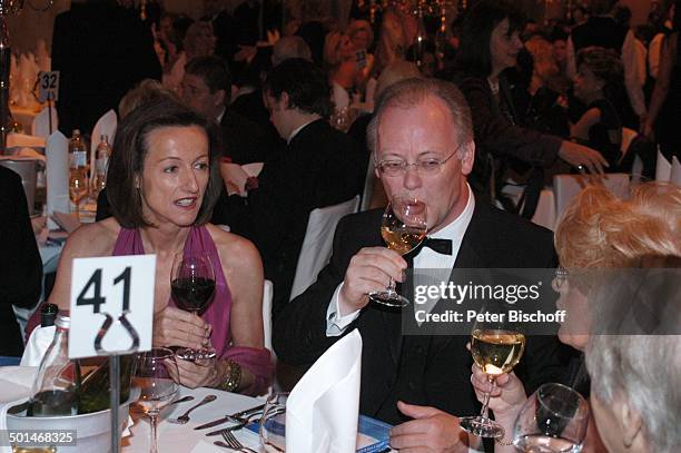 Rudolf Scharping , Ehefrau Kristina Gräfin Pilati mit Wein-Glas, Charity-Veranstaltung 13. "Unesco-Benefiz-Gala" für Kinder in Not, Hotel...