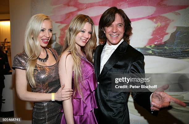 Jürgen Drews mit Tochter Joelina und Ehefrau Ramona, nach ZDF-Musikshow "Willkommen bei Carmen Nebel", Kärnten Arena, Klagenfurt, Österreich, Europa,...