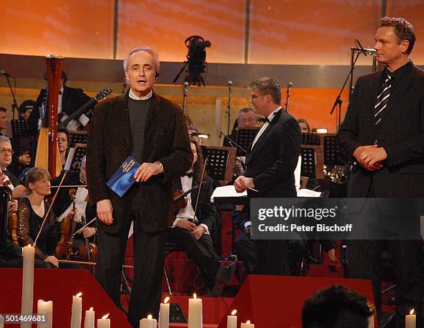 Jose Carreras , Axel Bulthaupt, dahinter Orchester-Musiker, ARD-Benefiz-Show "Jose Carreras Gala 2006" , "Neue Leipziger Messehalle", Leipzig,...