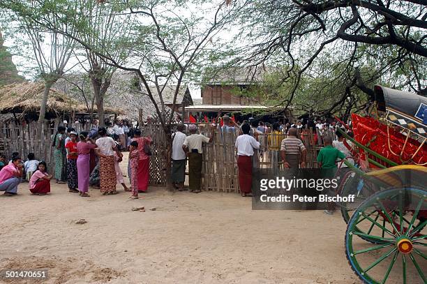 Einheimische Dorfbewohner , Dorffest, nahe alte Königsstadt Bagan, Myanmar , Asien, Reise, NB, DIG; P.-Nr.: 214/2005, ;