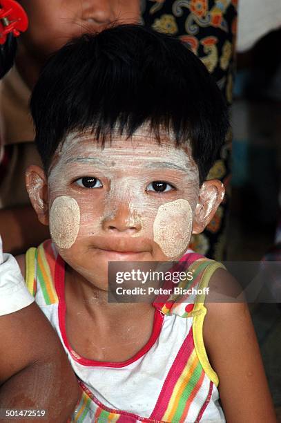 Kleiner Junge mit Sonnenschutz aus Tanaka-Baum-Rinde im Gesicht, Yangon , Hauptstadt von Myanmar , Asien, Schutz, Kleinkind, Reise, NB, DIG; P.-Nr.:...