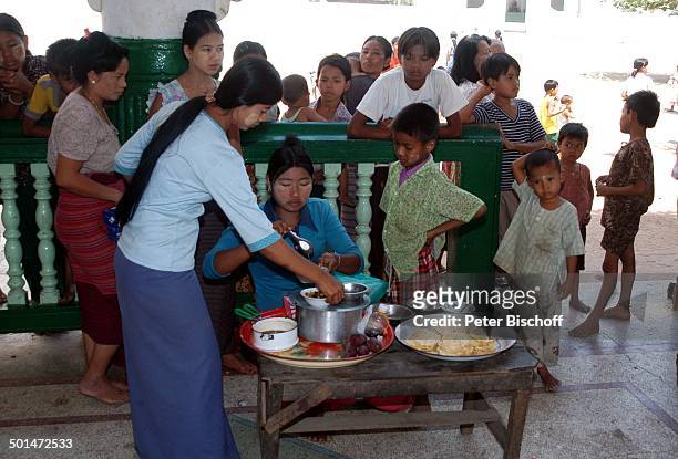 Einheimische Kinder, Käuferin , Köchin, Straßen-Küche, bei Markthalle, Yangon , Hauptstadt von Myanmar , Asien, Topf, Teig-Fladen, Frau, Frauen,...