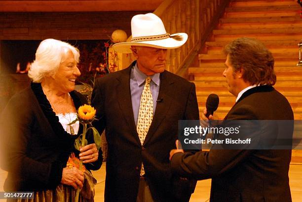 Larry Hagman , Ehefrau Maj Axelsson, rechts: Andy Borg , ARD/ORF/SF-Musikshow "Musikantenstadl", "Olympiahalle", München, Bayern, Deutschland,...