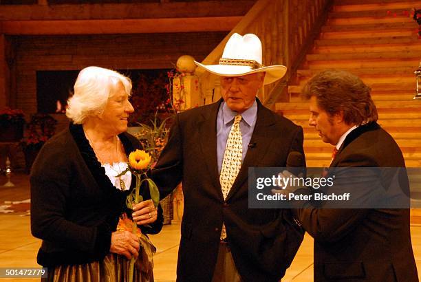 Larry Hagman , Ehefrau Maj Axelsson, rechts: Andy Borg , ARD/ORF/SF-Musikshow "Musikantenstadl", "Olympiahalle", München, Bayern, Deutschland,...