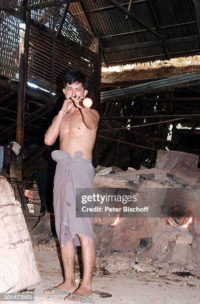 Einheimischer Glasbläser beim blasen vom flüssigen Glas, Glasbläserei, Yangon , Hauptstadt von Myanmar , Asien, Glas formen, Feuerstelle, nackter...