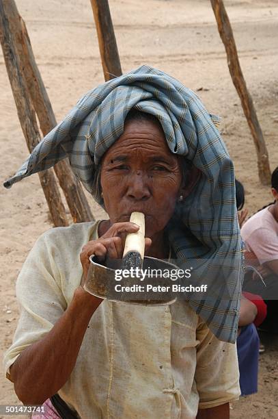 Einheimische Frau mit Riesen-Zigarette und Aschenbecher, Dorffest, nahe Königsstadt Bagan, Myanmar , Asien, rauchen, riesig, groß, Tuch als Turban,...