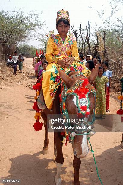 Einheimischer Junge auf geschmückltem Pferd , Dorffest, nahe Königsstadt Bagan, Myanmar , Asien, Tier, reiten, Reise, NB, DIG; P.-Nr.: 214/2005, ;