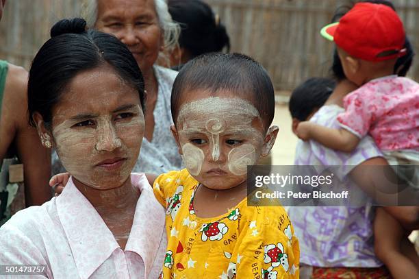 Mutter mit Sohn, Dorfbewohner , Porträt, Dorffest, nahe alte Königsstadt Bagan, Myanmar , Asien, Kind, Reise, NB, DIG; P.-Nr.: 214/2005, ;