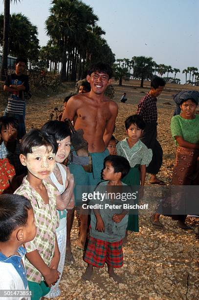 Einheimische Kinder und Erwachsene Dorfbewohner , Dorffest, nahe alte Königsstadt Bagan, Myanmar , Asien, Kind, Kinder, Reise, NB, DIG; P.-Nr.:...