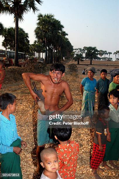 Einheimischer Dorfbewohner mit Schwert und Scheide , Kinder, Dorffest, nahe alte Königsstadt Bagan, Myanmar , Asien, Kind, Kinder, Reise, NB, DIG;...