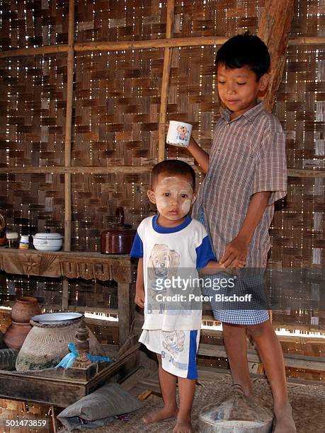 Einheimischer Junge mit Kleinkind , Dorf, nahe alte Königsstadt Bagan, Myanmar , Asien, Jungen, Kinder, Reise, NB, DIG; P.-Nr.: 214/2005, ;