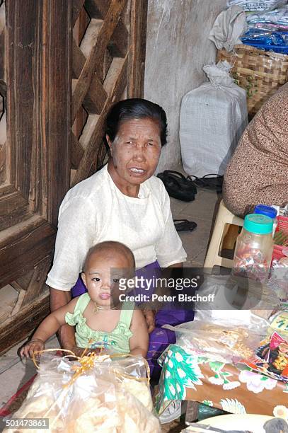Einheimische alte Frau mit Enkelin , Hütte im Dorf, nahe alter Königsstadt Bagan, Myanmar , Asien, Kind, Kleinkind, Reise, NB, DIG; P.-Nr.: 214/2005,...