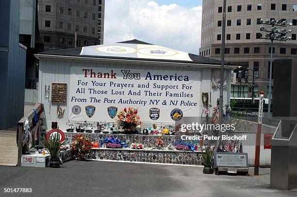 Gedenkstätte am "Ground Zero - 11. September" , Manhattan, New York, USA, Amerika, Blumen, Blumenkranz, Plakat, Reise, BB, DIG; P.-Nr.: 741/2006, ;