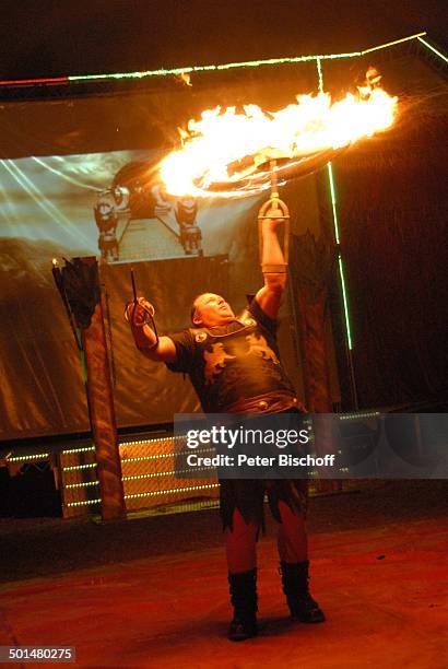 Artist als "Gladiator" beim Jonglieren mit einem brennenden Reifen, Show "Circus Belly" - "Stars of Cinema", Bremen, Deutschland, Europa, Auftritt,...