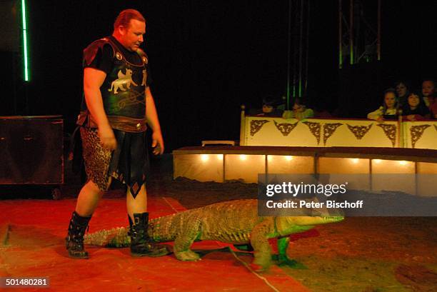 Artist als "Gladiator" mit Krokodil, Show "Circus Belly" - "Stars of Cinema", Bremen, Deutschland, Europa, Auftritt, Manege, Circuszelt, Zelt, Tier,...
