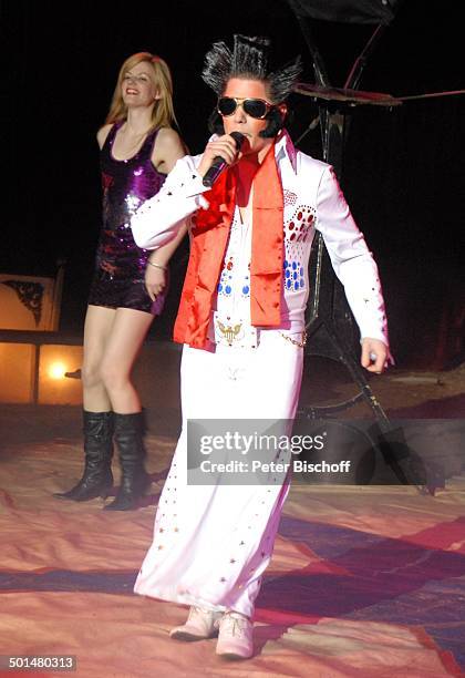Clown "Zippogalli" von Clowntrio "Avantes" als Elvis Presley verkleidet, Show "Circus Belly" - "Stars of Cinema", Bremen, Deutschland, Europa,...