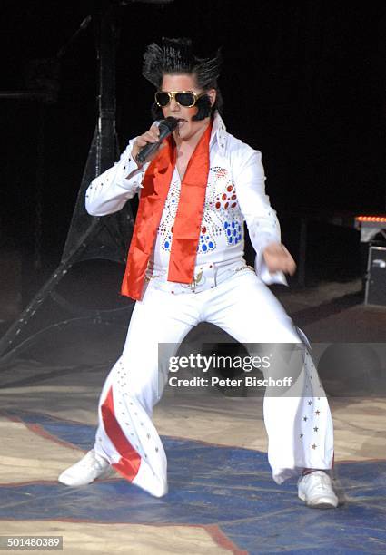 Clown "Zippogalli" von Clowntrio "Avantes" als Elvis Presley verkleidet, Show "Circus Belly" - "Stars of Cinema", Bremen, Deutschland, Europa,...