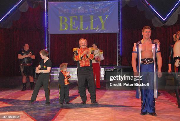Gladiator, Circus-Direktor Klaus Köhler mit Söhnen, Circus-Mitarbeiter , Show "Circus Belly" - "Stars of Cinema", Bremen, Deutschland, Europa,...