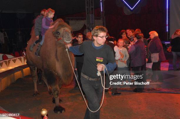 Kinder beim Kamelreiten, Show "Circus Belly" - "Stars of Cinema", Bremen, Deutschland, Europa, Finale, Auftritt, Manege, Circuszelt, Zelt, Tier,...