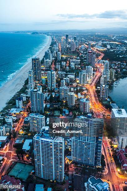 gold coast stadt in der abenddämmerung - gold coast skyline stock-fotos und bilder