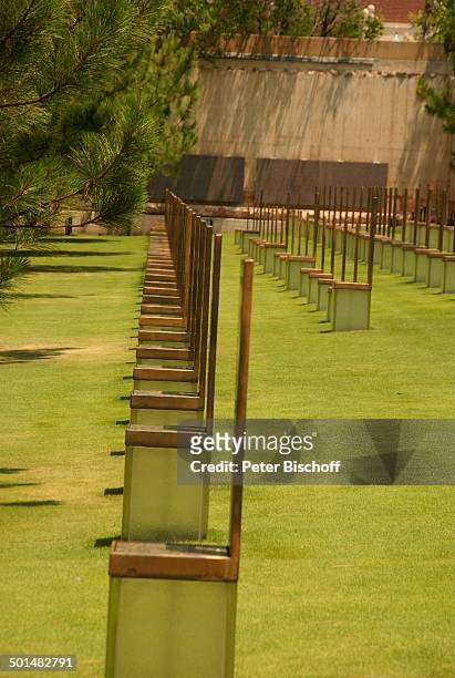 Erinnerungsstätte "Oklahoma National Memorial" , "Field of Empty Chairs" mit 168 leeren Gläsernen Stühlen , Oklahoma City, Staat Oklahoma, Great...