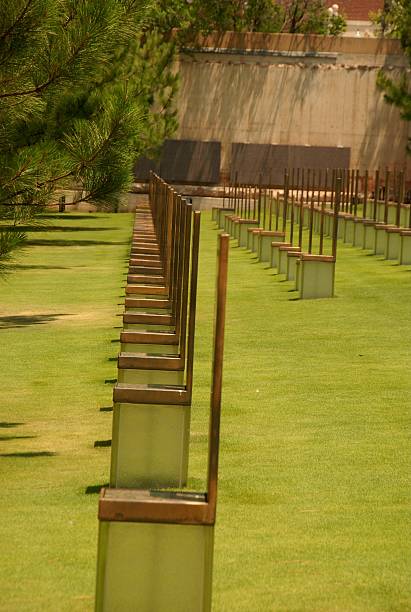 Erinnerungsstätte "Oklahoma National Memorial" , "Field of Empty Chairs" mit 168 leeren Gläsernen Stühlen , Oklahoma City, Staat Oklahoma, Great...