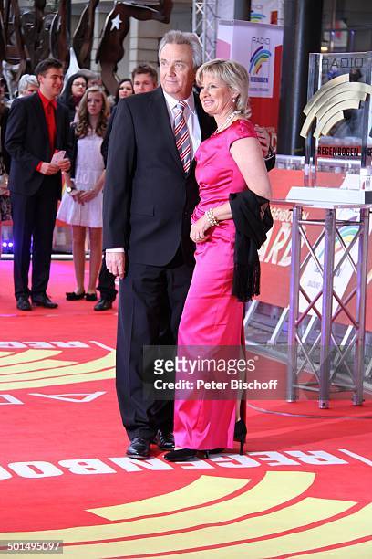 Jürgen Mack mit Ehefrau Mauritia, 16. "Radio Regenbogen-Award"-Preis-Verleihung, "Confertainment Center", "Europa Park", Rust bei Freiburg,...