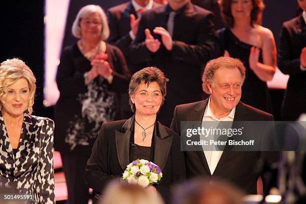 Carmen Nebel , Hochzeitspaar Yvonne Lindemann und Helmut Lernbecher bei ZDF-Musikshow "Willkommen bei C a r m e n N e b e l", Braunschweig,...