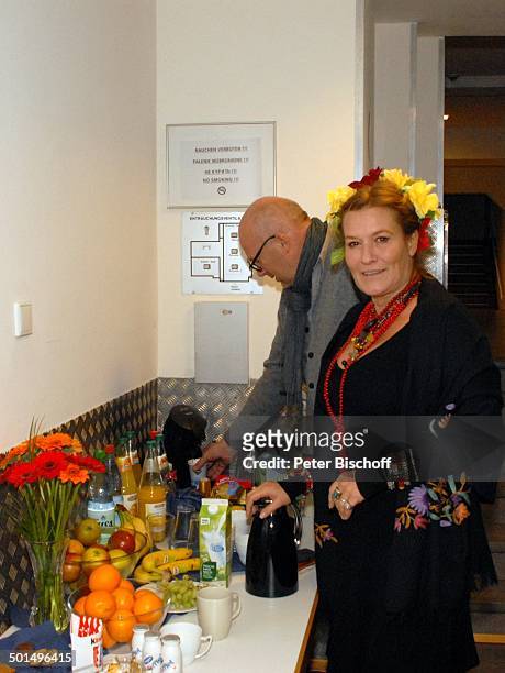 Suzanne von Borsody , dahinter Lebensgefährte Jens Schniedenharn , Catering vor Musikalische Lesung "Frida Kahlo" , Konzerthaus "Glocke", Bremen,...