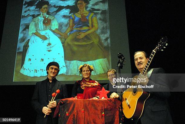 Suzanne von Borsody , Musikgruppe "Trio Azul" mit Omar Placencia , Anibal Civilotti , Kurt Holzkämper , dahinter auf der Leinwand ein...