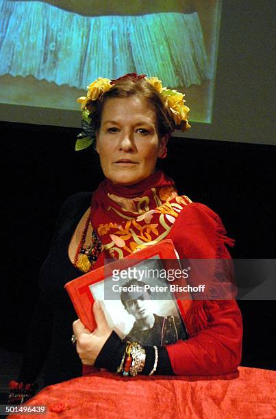 Suzanne von Borsody , Musikalische Lesung "Frida Kahlo" , Konzerthaus "Glocke", Bremen, Deutschland, Europa, Bühne, Auftritt, Manuskript,...