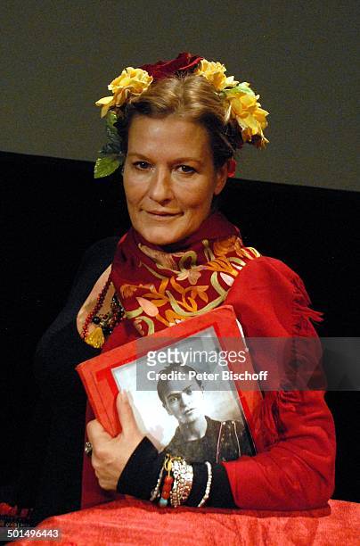 Suzanne von Borsody , Musikalische Lesung "Frida Kahlo" , Konzerthaus "Glocke", Bremen, Deutschland, Europa, Bühne, Auftritt, Manuskript,...