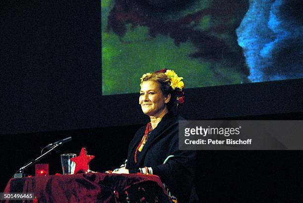 Suzanne von Borsody , Musikalische Lesung "Frida Kahlo" , Konzerthaus "Glocke", Bremen, Deutschland, Europa, Bühne, Auftritt, Mikro, lächeln,...