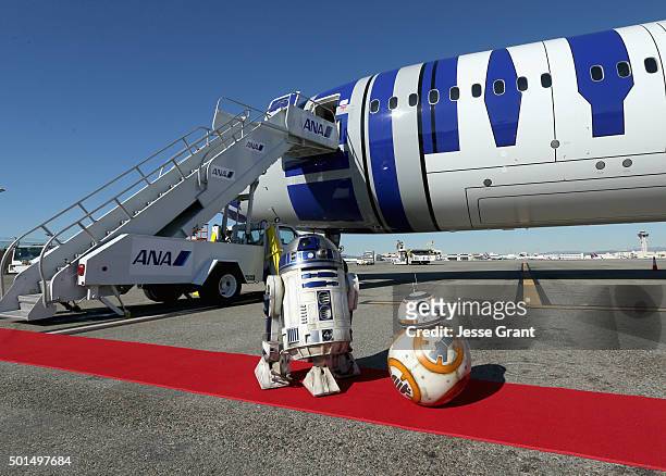 Following the world premiere in Hollywood of Lucasfilms "Star Wars: The Force Awakens", the film's stars were joined by J.J. Abrams and...