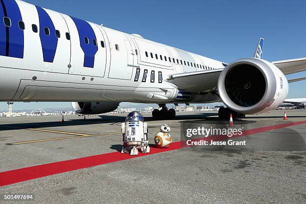 Following the world premiere in Hollywood of Lucasfilms "Star Wars: The Force Awakens", the film's stars were joined by J.J. Abrams and...