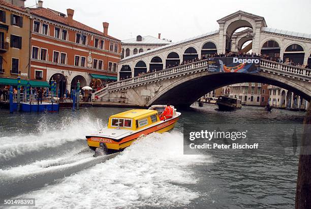 Ambulanza-Boot vor "Rialto-Brücke", Canale Grande, Venedig, Italien, Europa, Reise, BB, DIG; P.-Nr.: 1863/2008, ;