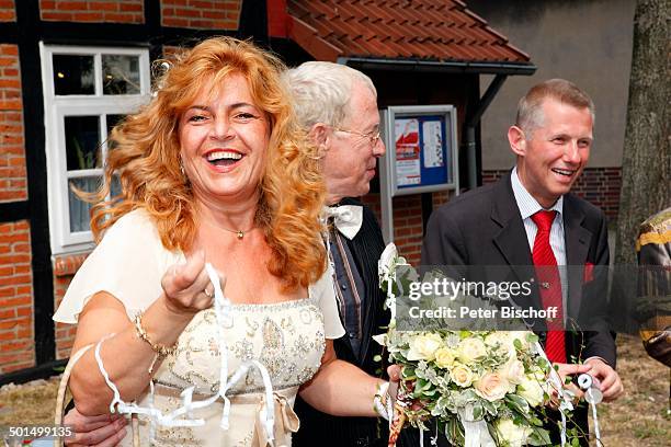 Braut Sabine Endemann , Bräutigam Gernot Endemann, Andreas Genz , nach standesamtlicher Trauung, Hochzeit, "Heimatmuseum Seelze", bei Hannover,...